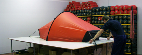 contrôle d'une tente dans les ateliers Hilleberg